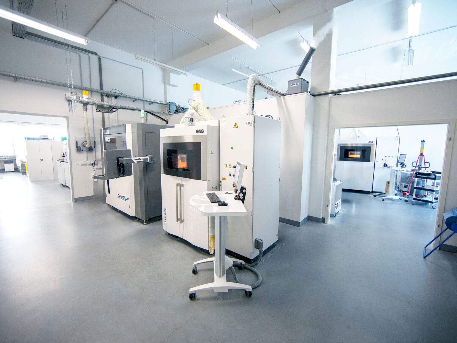 HP Multi Jet Fusion Produktionsanlagen in der Fertigungshalle von 3DBAVARIA