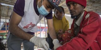 羅興亞難民正在接受無國界醫生的疫苗注射。(圖.無國界醫生攝影師Anna Surinyach拍攝)