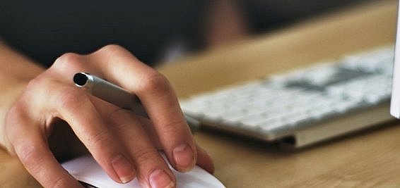 Woman using a mouse to find a great job in management consulting