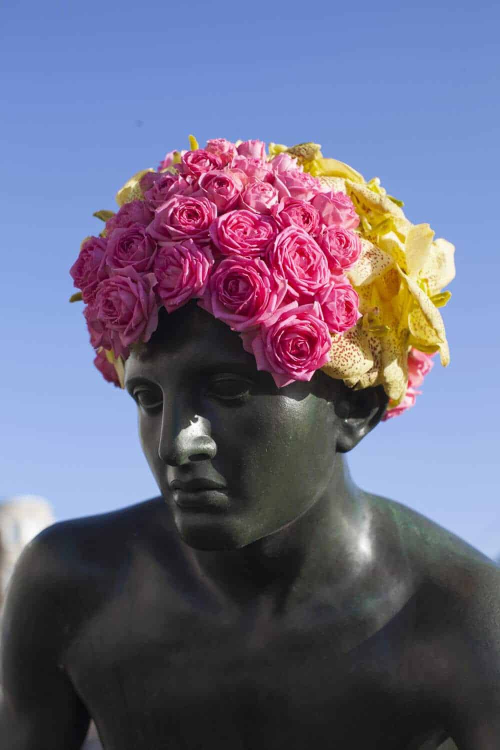 standbeeld versierd met bloemen