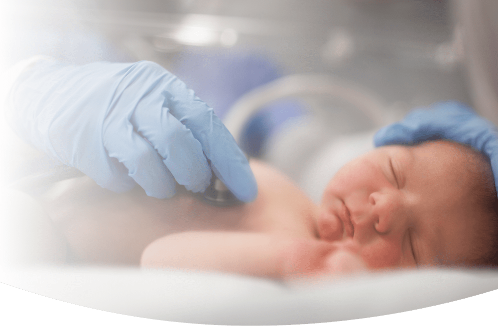 一张在通过听诊器接受检查的婴儿的图片