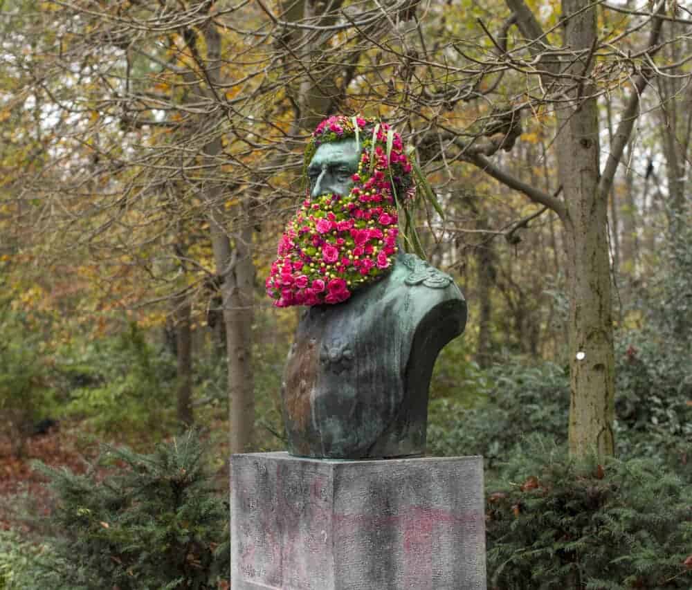 standbeeld versierd met bloemen