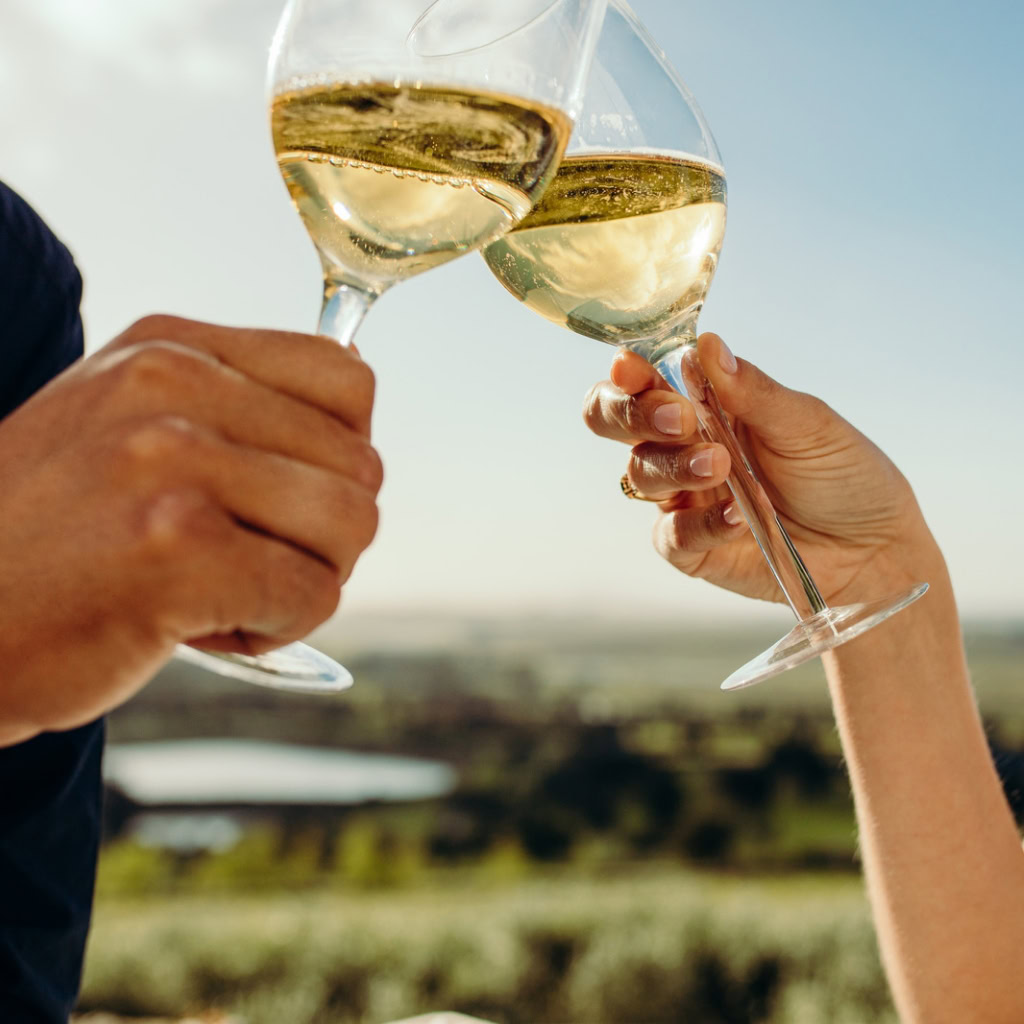 Na letni wieczór wybierz wino białe - pamiętaj o odpowiednim schłodzeniu