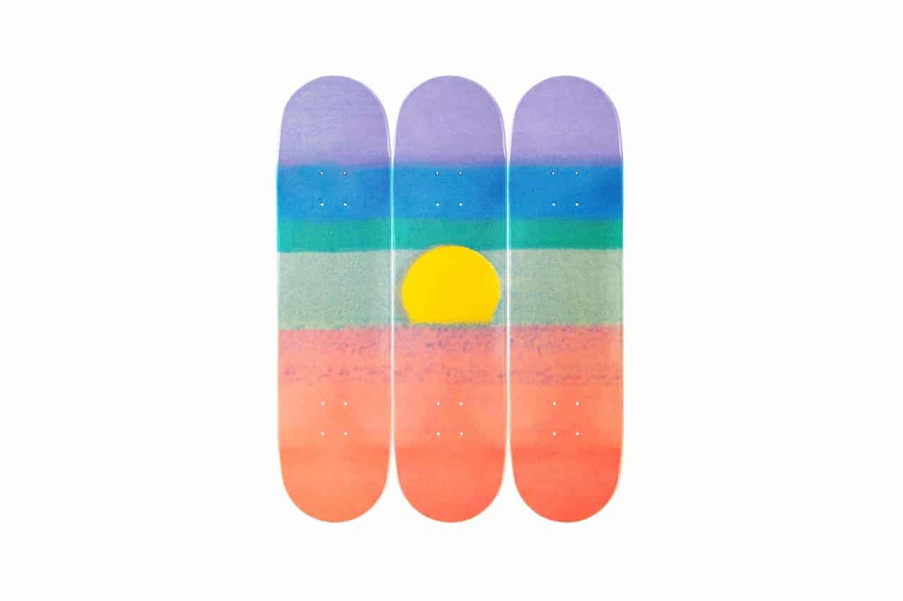 Drieluik van skateboards met werk van Andy Warhol