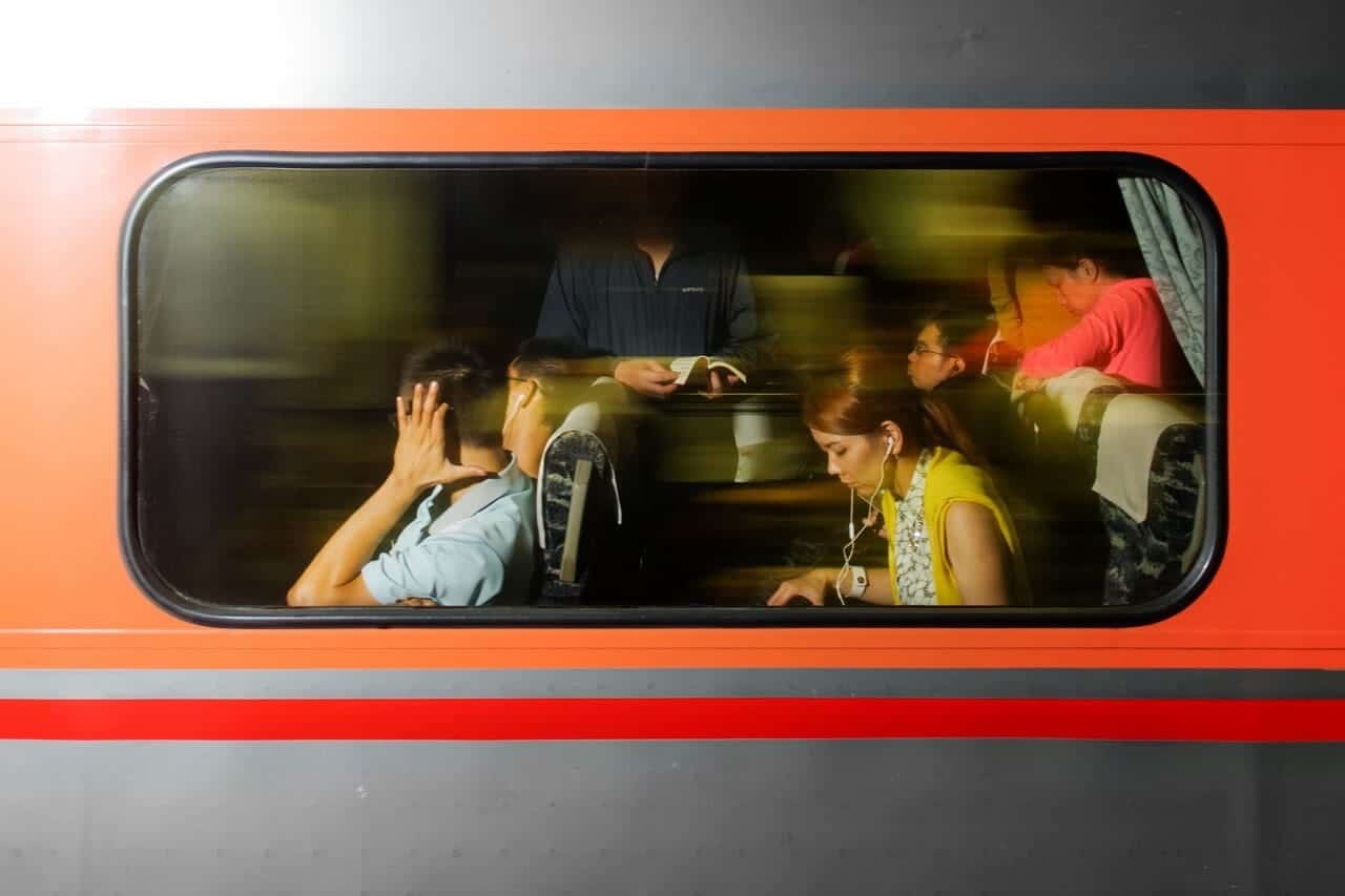 mensen in de trein