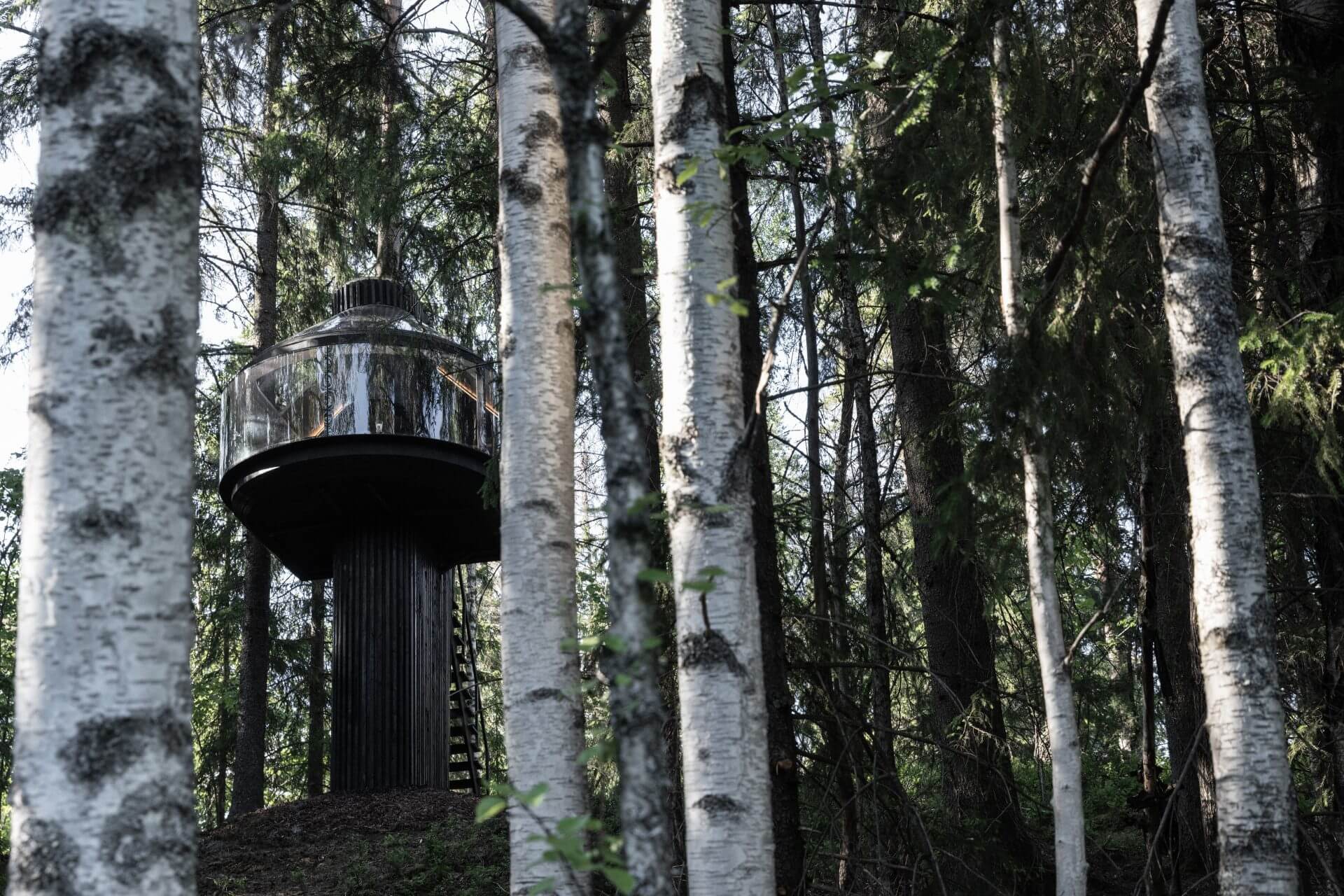 Polestar bouwt duurzame boomhut in Finland