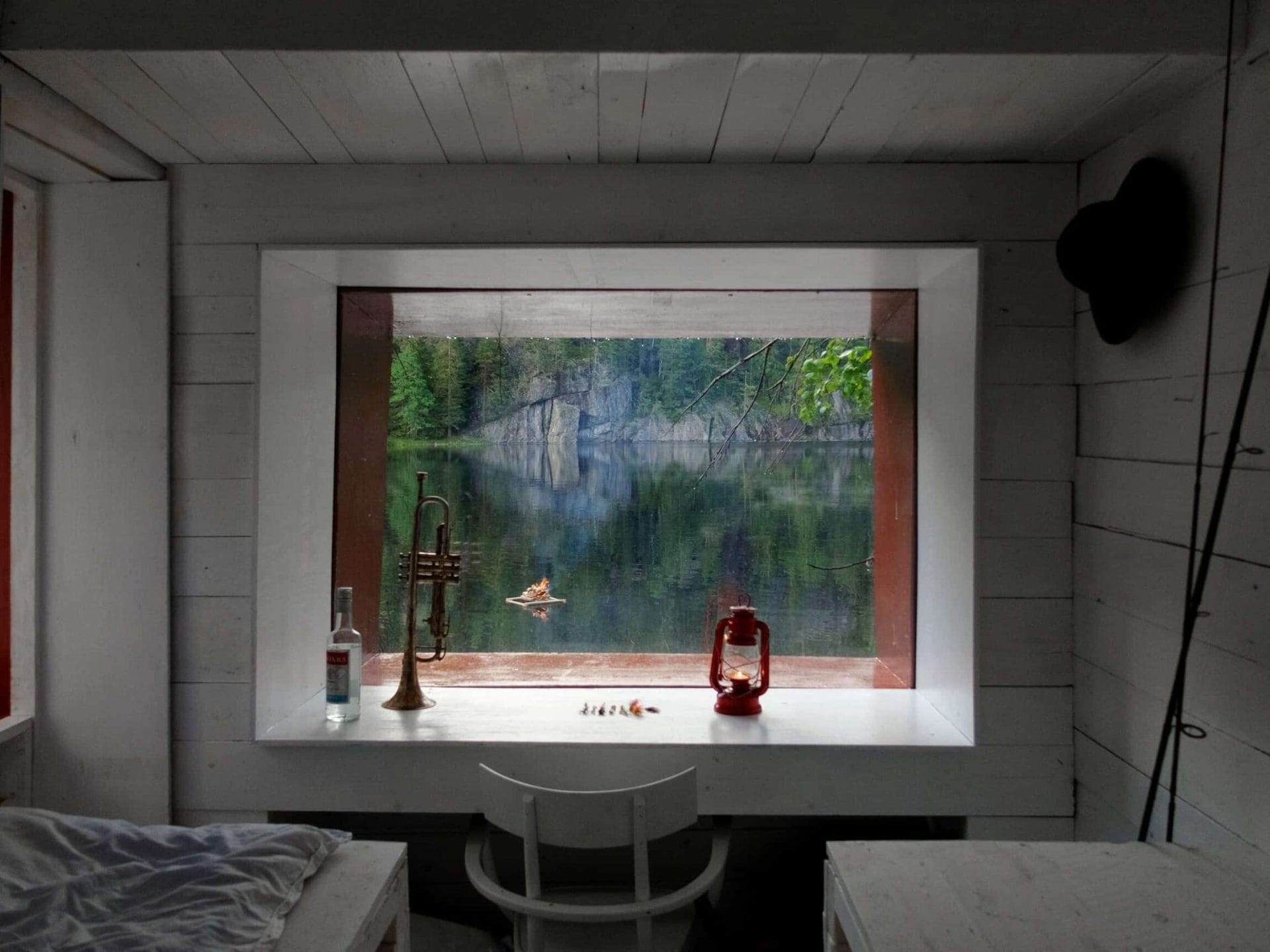 verborgen hut in de Noorse natuur