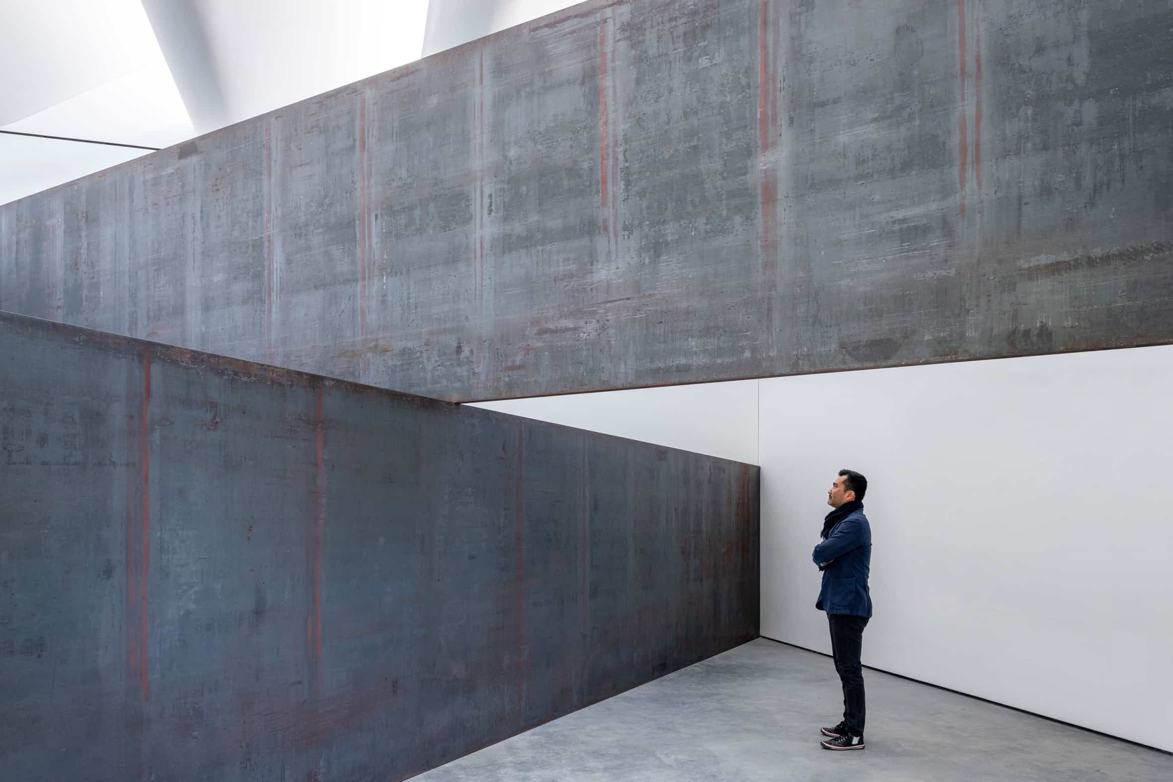 Houten paviljoen voor sculptuur van Richard Serra