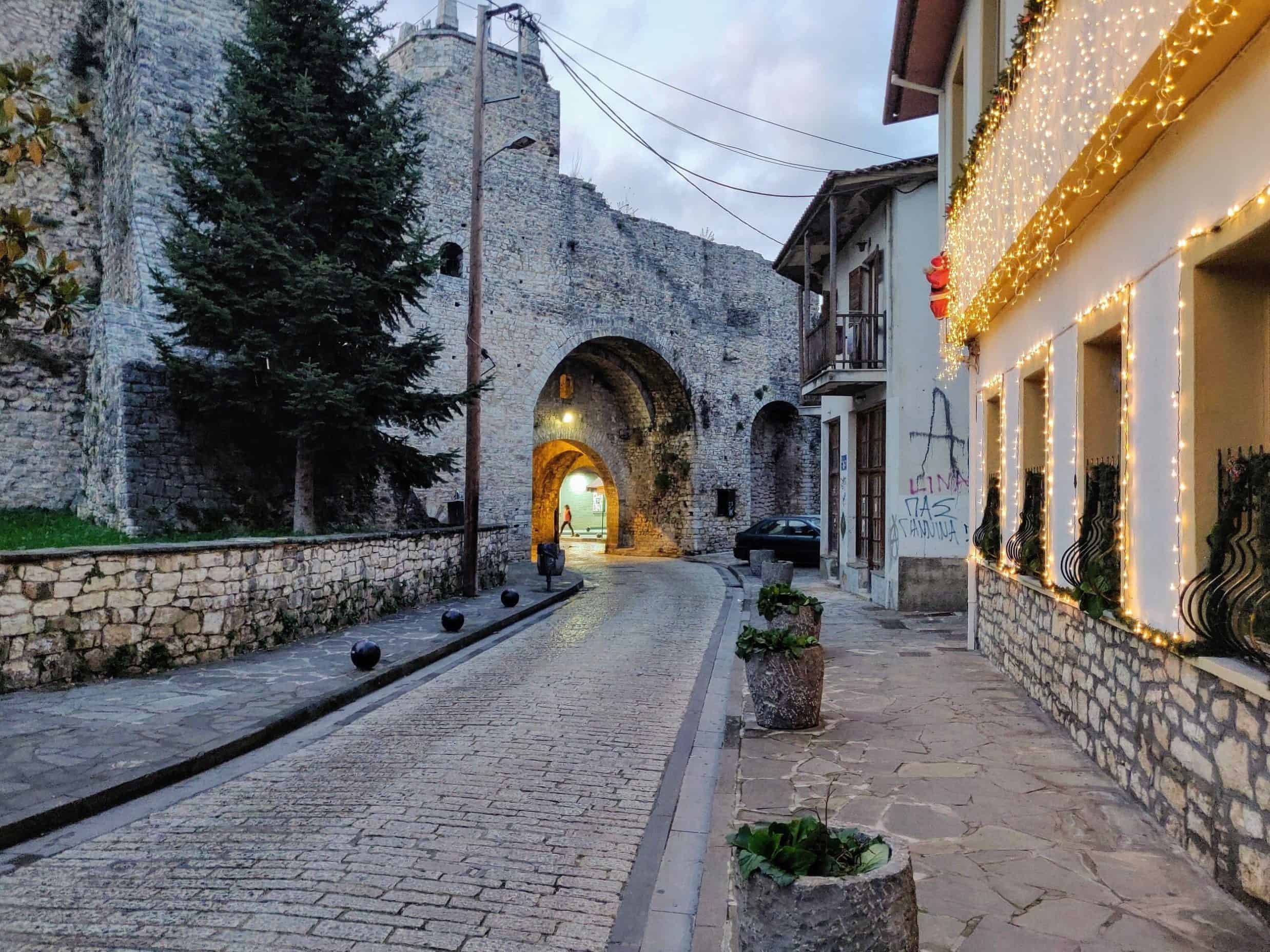 Een straatje binnen de kasteelmuren van Ioannina
