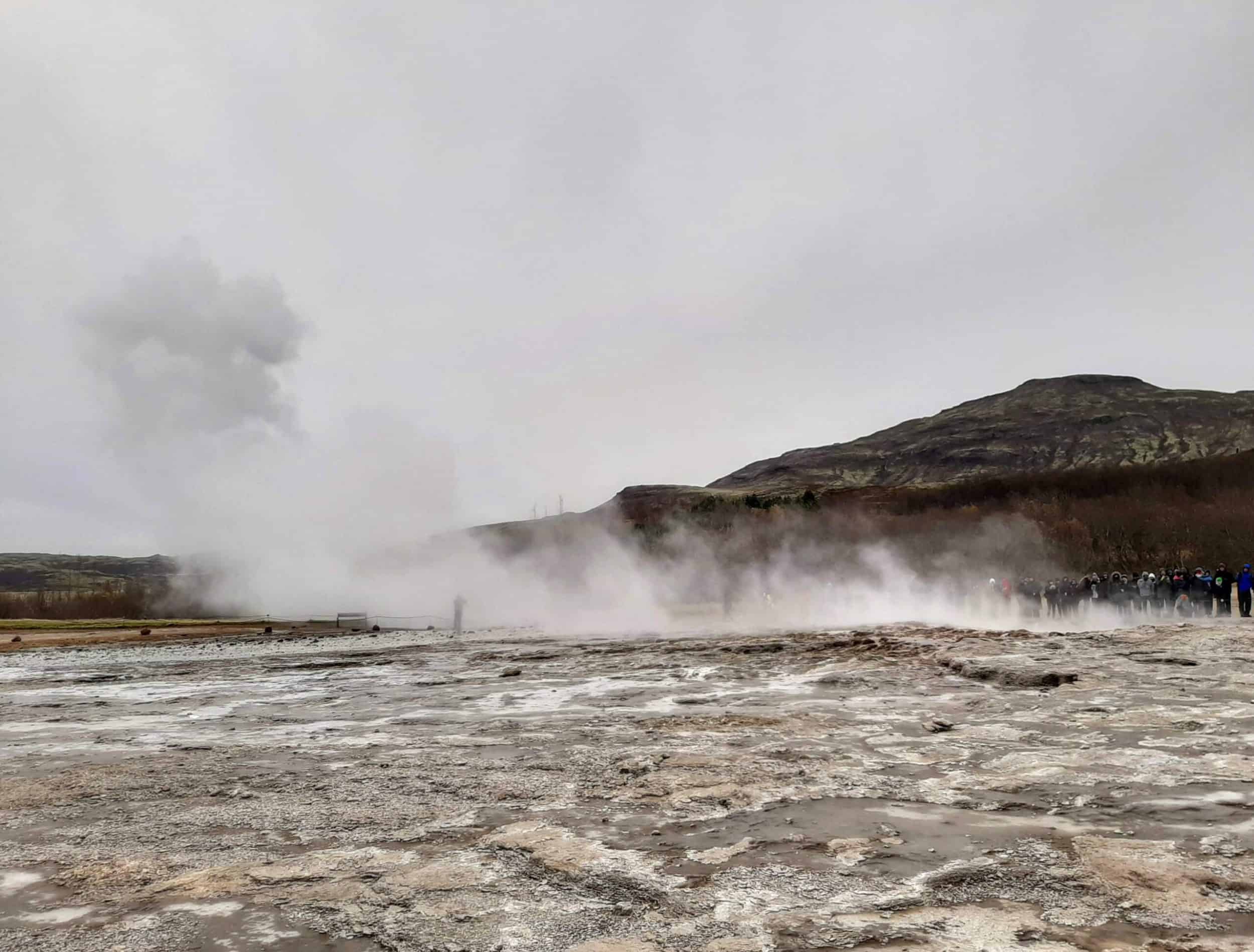Geysir en Strokkur in het geothermisch zeer actieve gebied Haukadalur