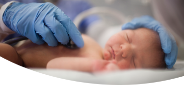Esta es una foto de un bebé con un estetoscopio.
