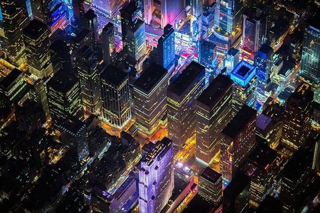 Nachtelijk New York vanuit de lucht