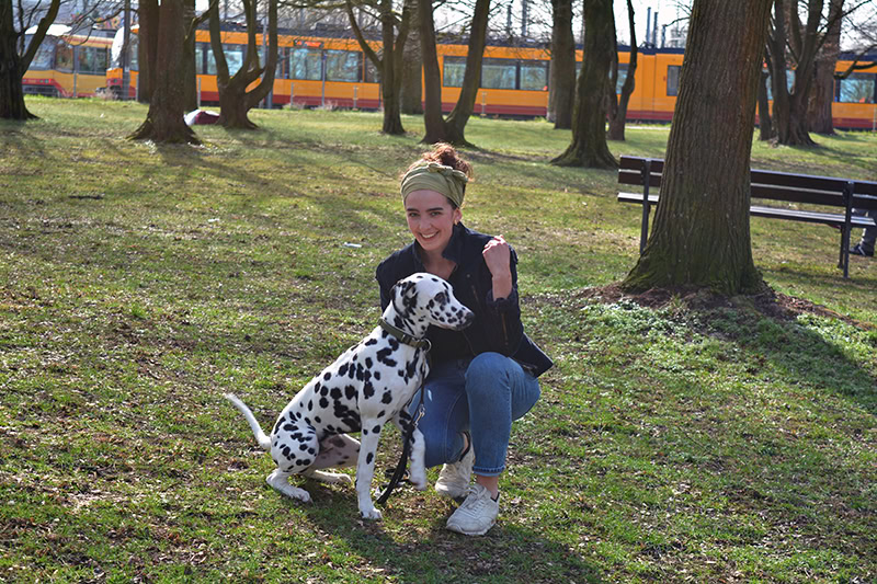 Isabell und ihr Hund im Park