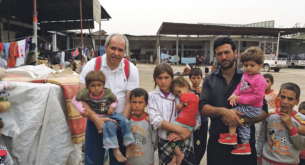 Melhem Khalaf (en polo blanc) avec des enfants yézidis en Irak © DR