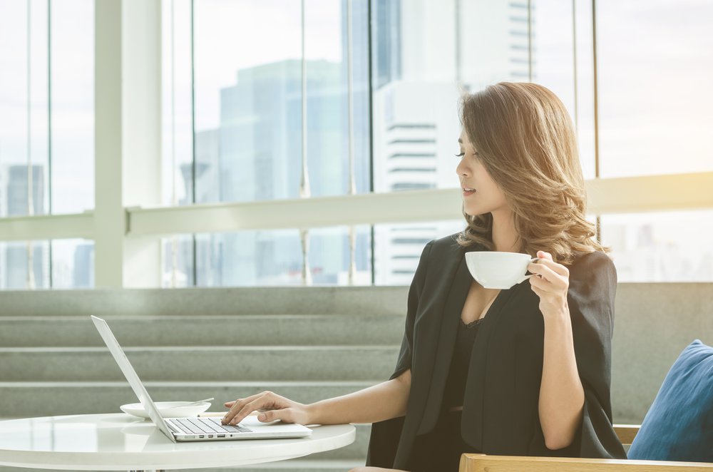 Uma mulher de negócios que marca reuniões de vendas como uma profissional