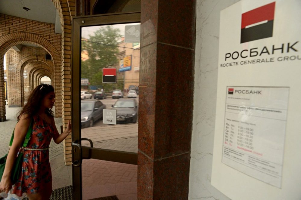 Une femme entre dans un bureau de Rosbank, l'unité russe de Société Générale, à Moscou, le 15 mai 2013.