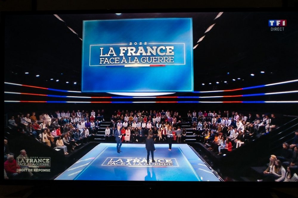 Le premier débat présidentiel de 2022. Huit des douze candidats sont en direct pour répondre aux questions de Gille Bouleau et d Anne-Claire Coudray dans La France face a la guerre sur TF1