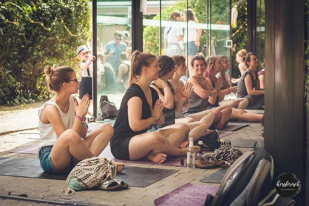 festival-koeln-yoga-hippie-laden-zusammenleuchten