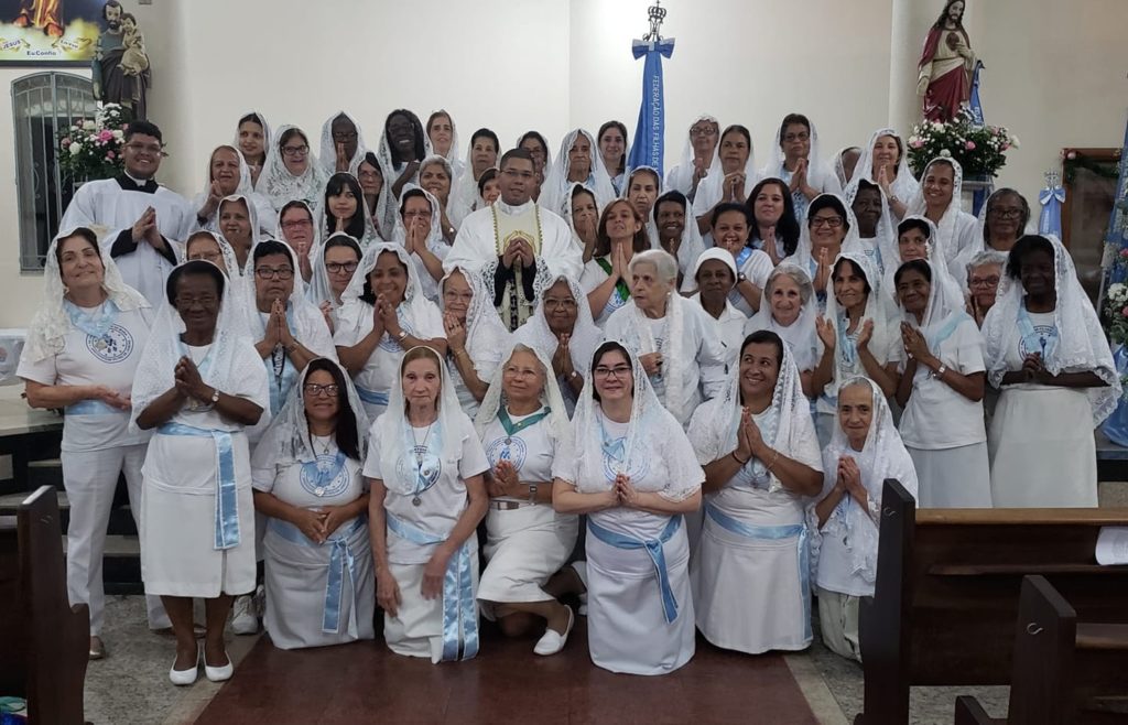 El P. Douglas con las Hijas de Mar&iacute;a. 