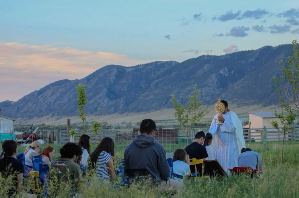 Gracias al estuche de vasos sagrados proporcionado por la Fundaci&oacute;n CARF, sacerdotes como Hanzell Renato Hern&aacute;ndez pueden celebrar la Eucarist&iacute;a en comunidades rurales de Nicaragua, acercando los sacramentos a quienes m&aacute;s lo necesitan.