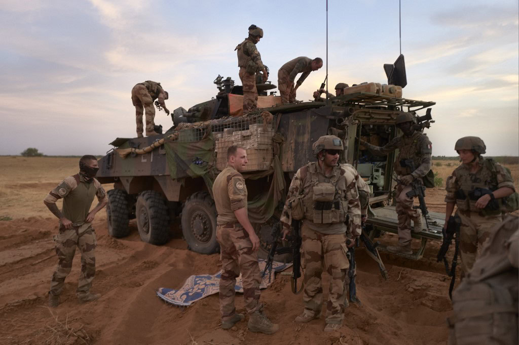 Des soldats français dans le Sahel (Photo by MICHELE CATTANI / AFP)