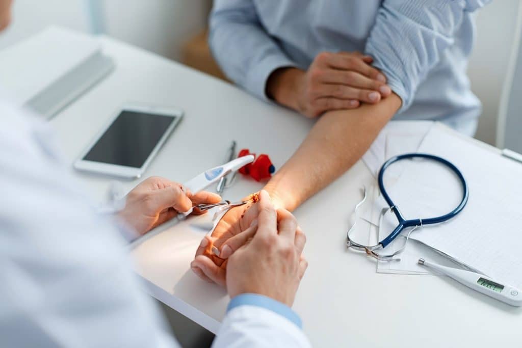 Que faire en cas de piqûre de guêpe ? medecin 1024x683 - Que faire en cas de piqûre de guêpe ?