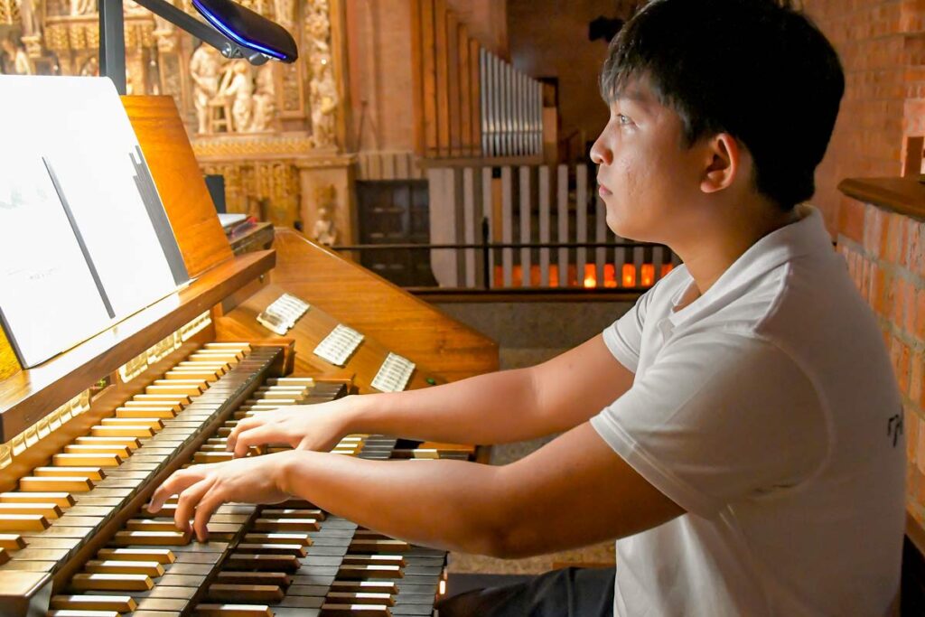 Noel-Lanctise-seminarista-que-ayuda-en-Torreciudad-pr&oacute;ximo papa