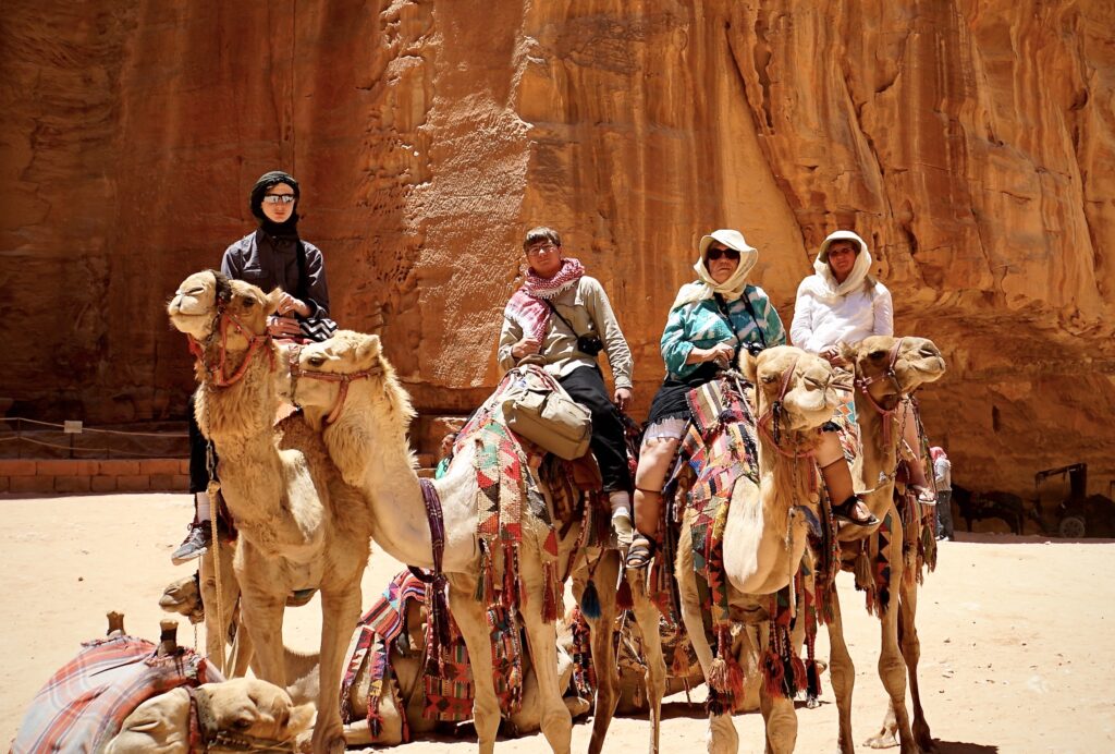 équipe exploretraveler à dos de chameau