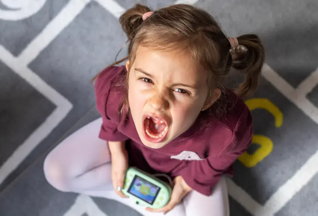 bambino che digrigna i denti