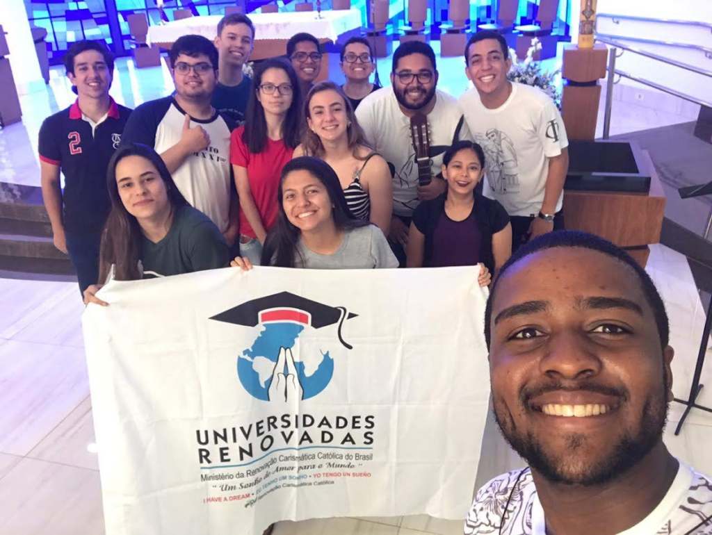 Mauricio Silva de Andrade, seminarista de Brasil, con el grupo de oración de jóvenes.