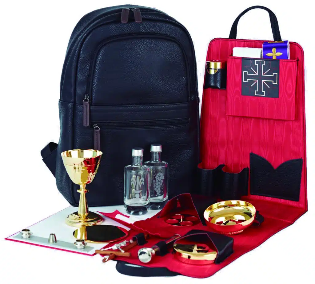 Mochila de vasos sagrados con todo lo necesario para celebrar la Santa Misa