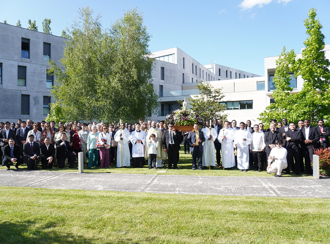 Foto de familia en la Jornada de Benefactores de la Fundaci&oacute;n CARF 2024