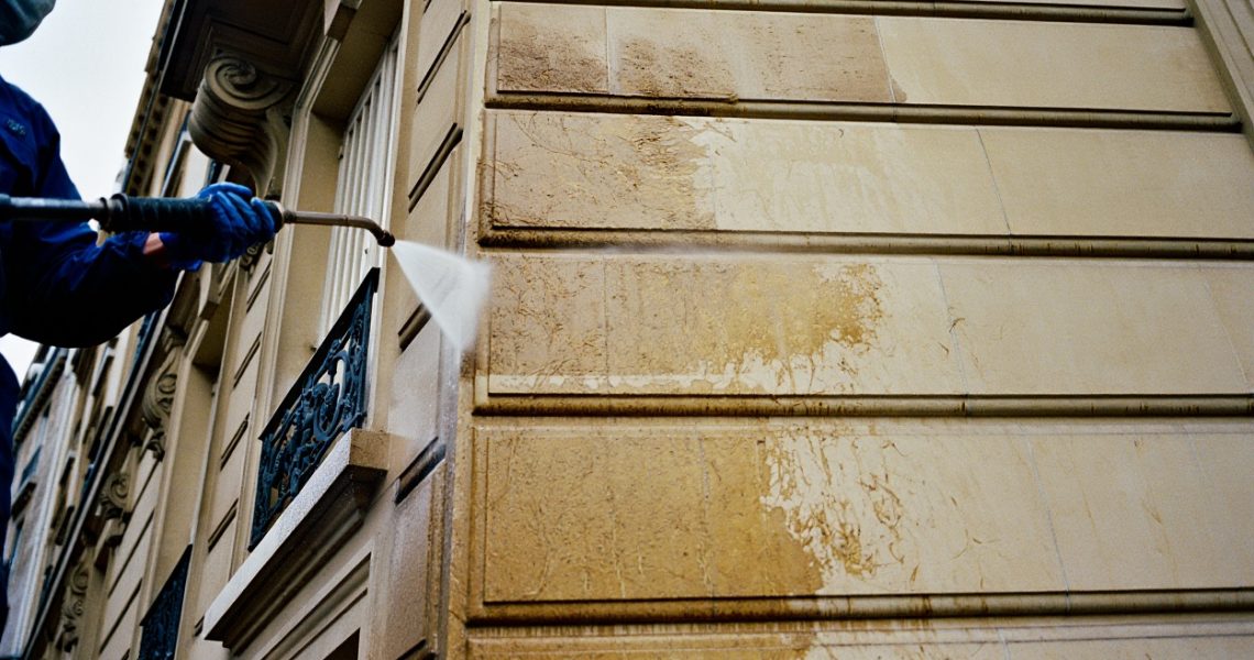 Nettoyage de façade à Paris après retrait d'un nid de frelons, par une entreprise de nettoyage spécialisée.