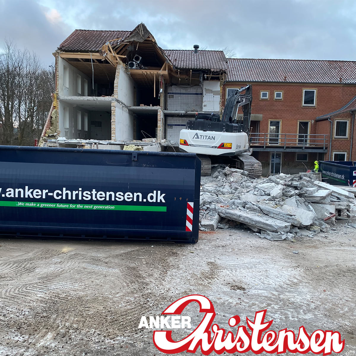 Gravemaskine ved en nedrivning og en container fra Anker Christensen