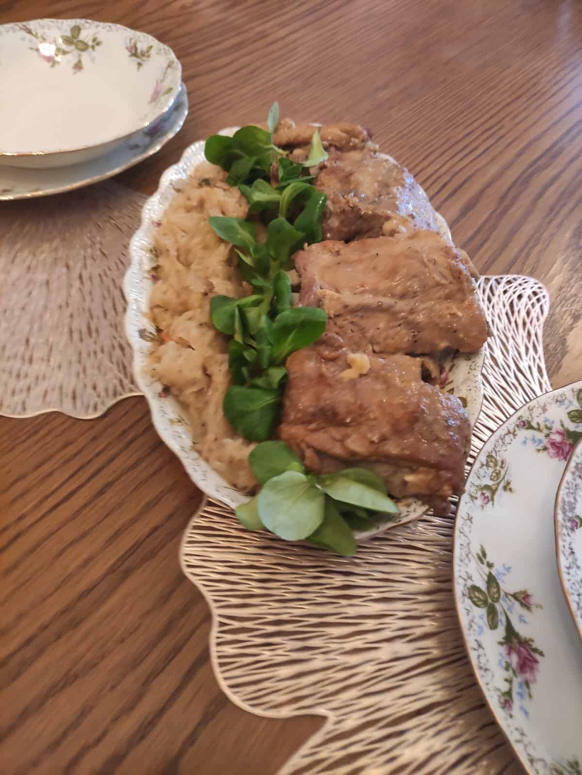 Polish żeberka w kapuście dish.