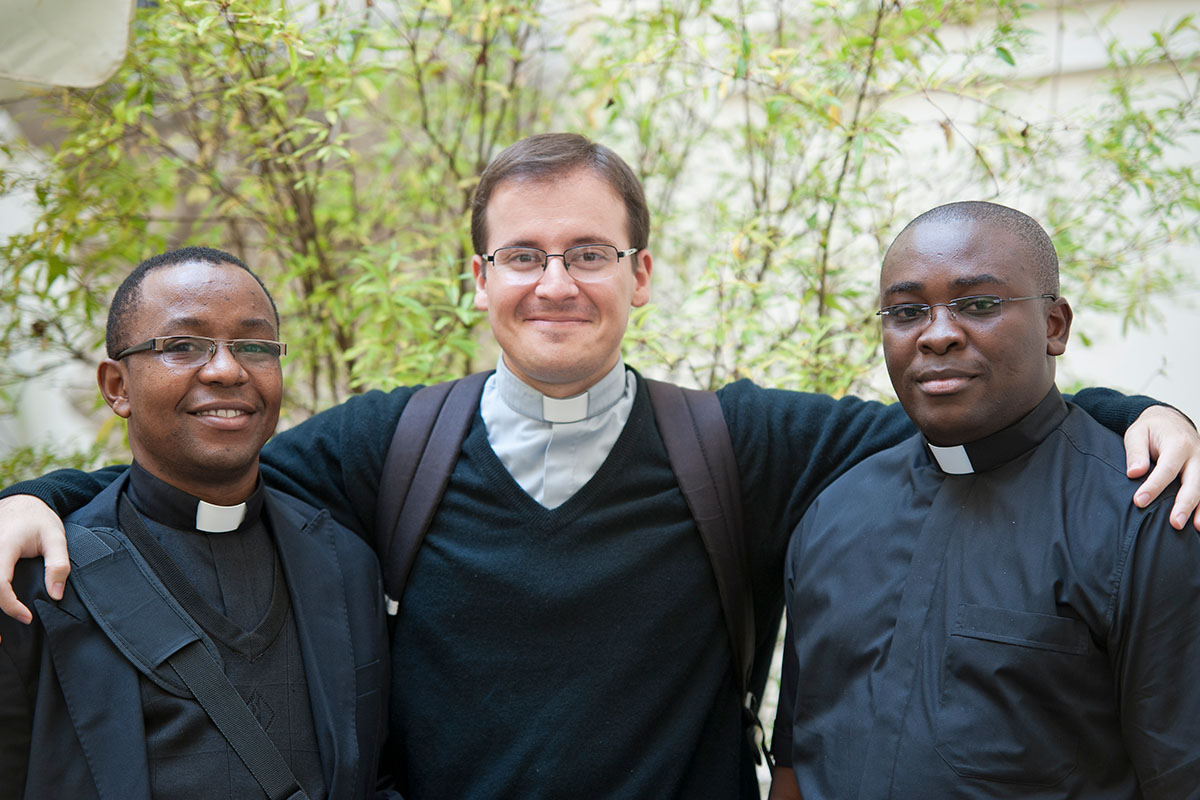 reza por los sacerdotes fundaci&oacute;n carf