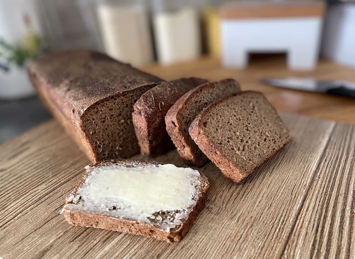 chleb żytni na zakwasie with a buttered slice.