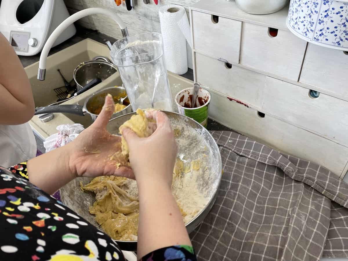 Form a ball of the doughnuts.