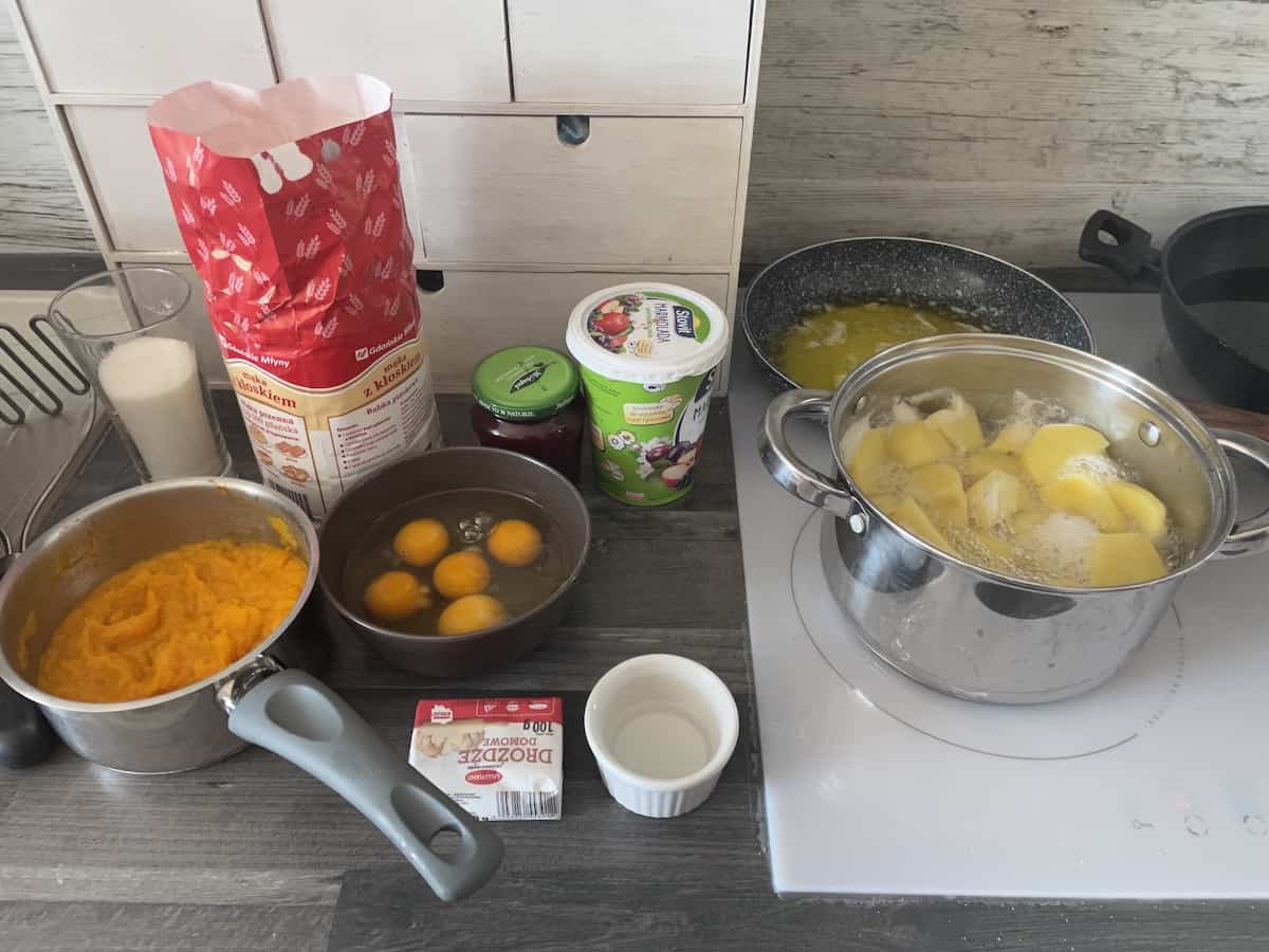 Ingredients for the pączki kujawskie dyniowo-ziemniaczane Kuyavian donuts.