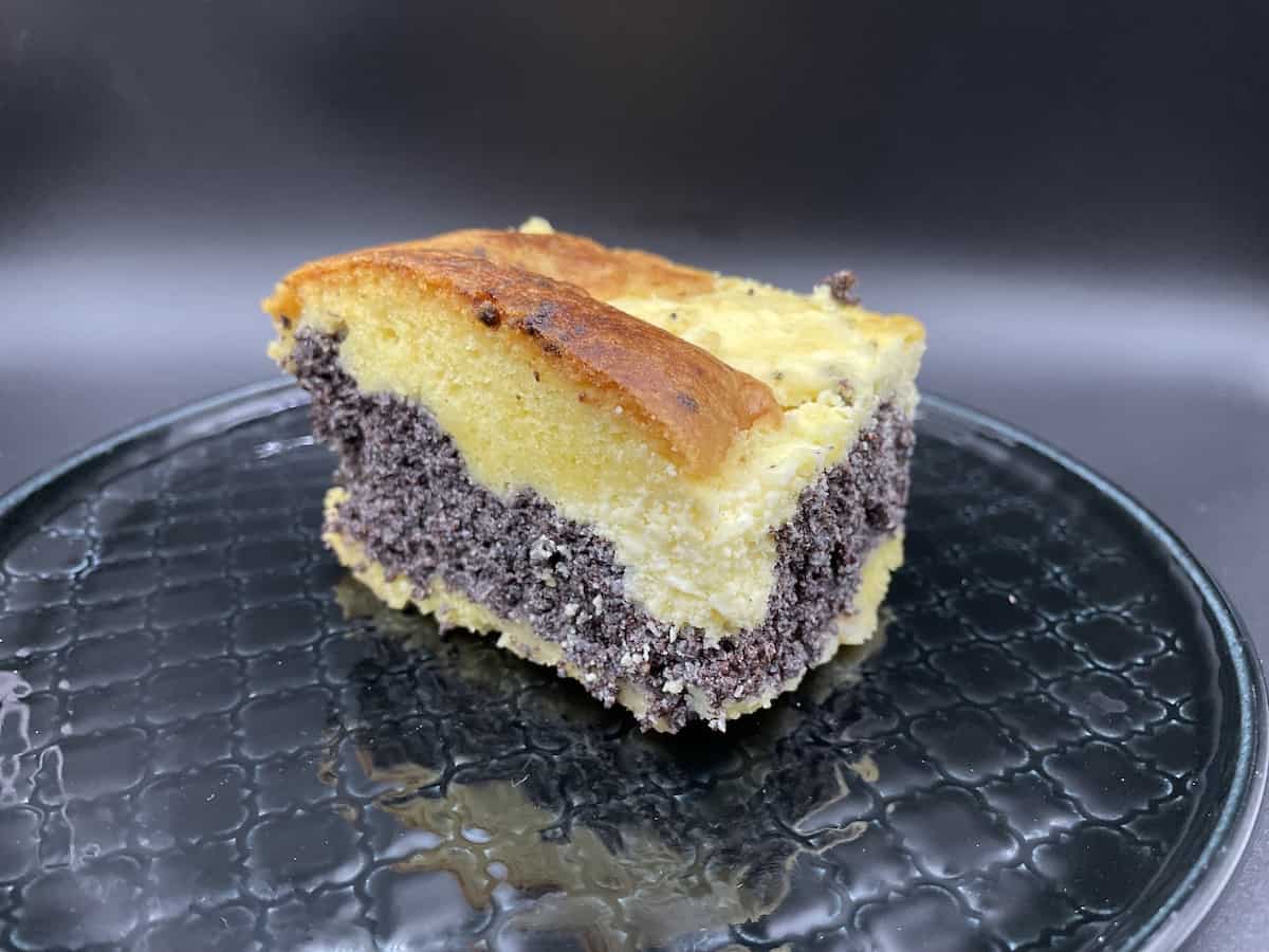 Seromakowiec cheesecake in a black plate.