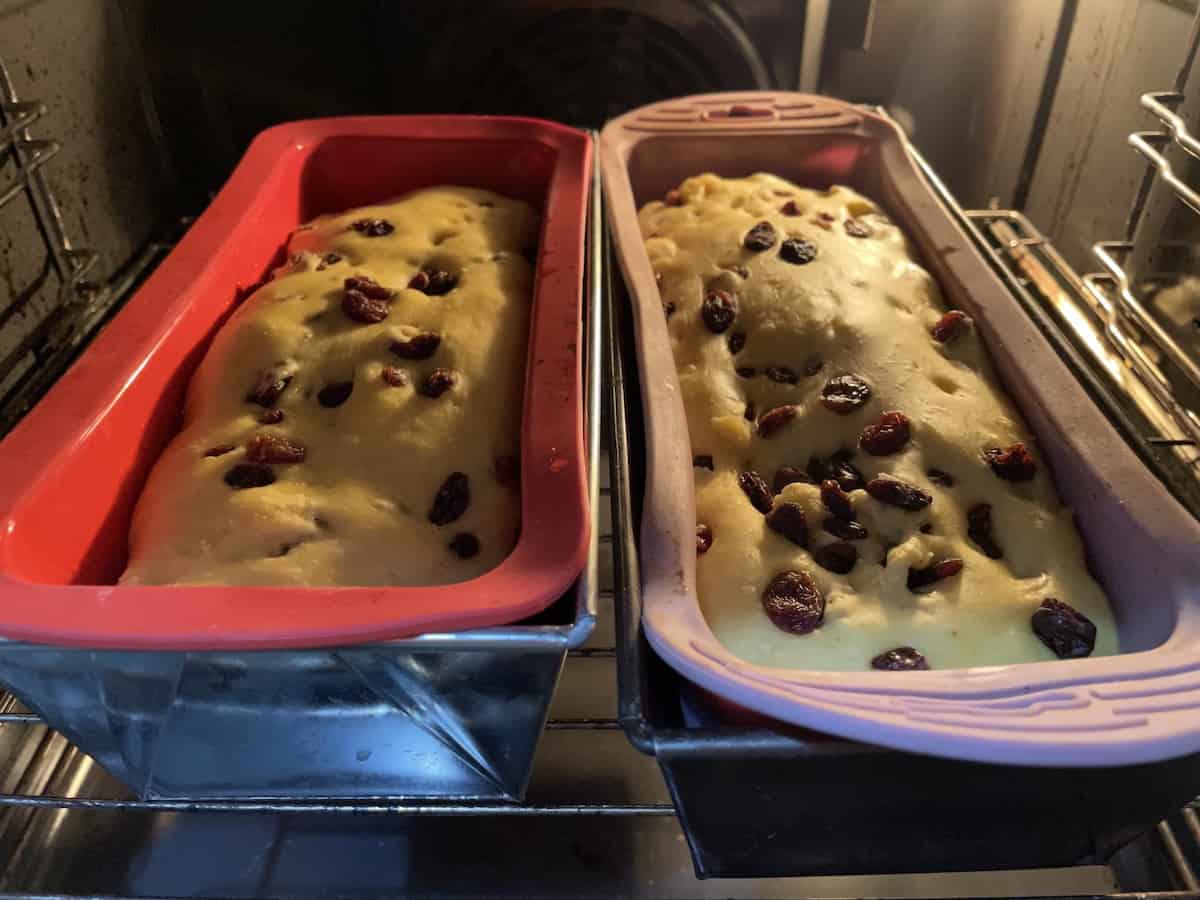 Bułka z rodzynkami baking in the oven.