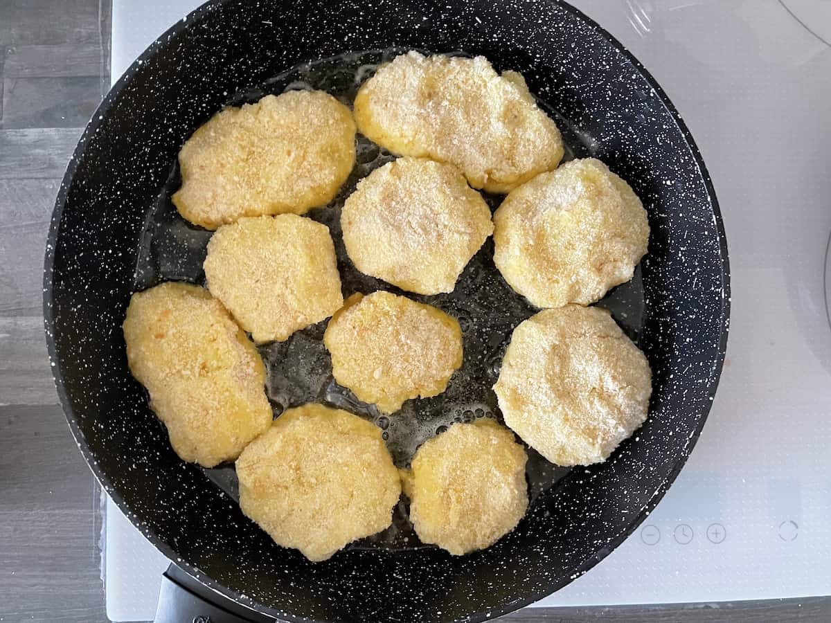 Fry the potato cutlets.