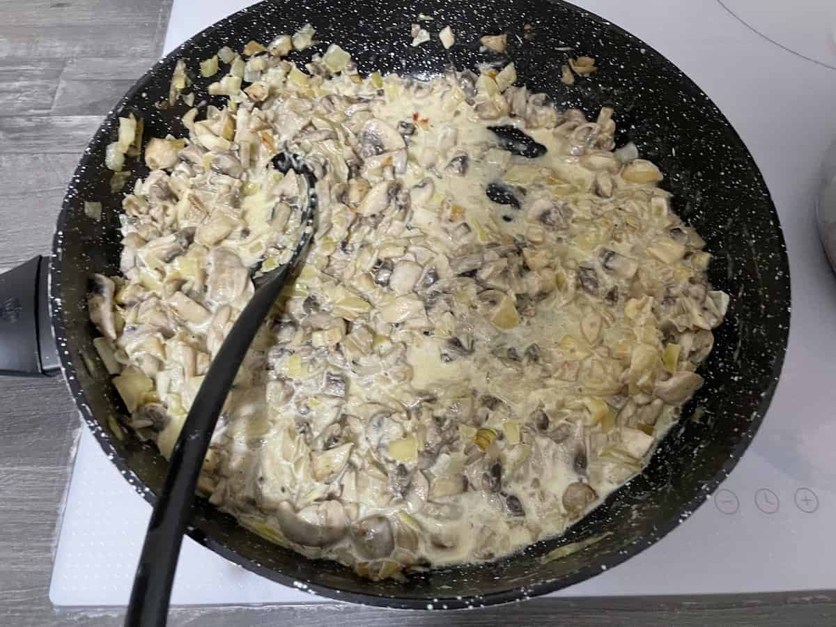 Cook the mushroom sauce. 