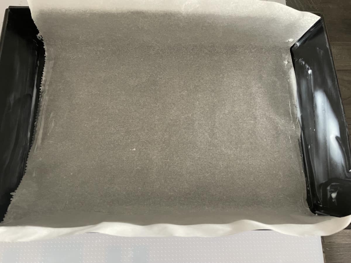 Baking paper lined pan.