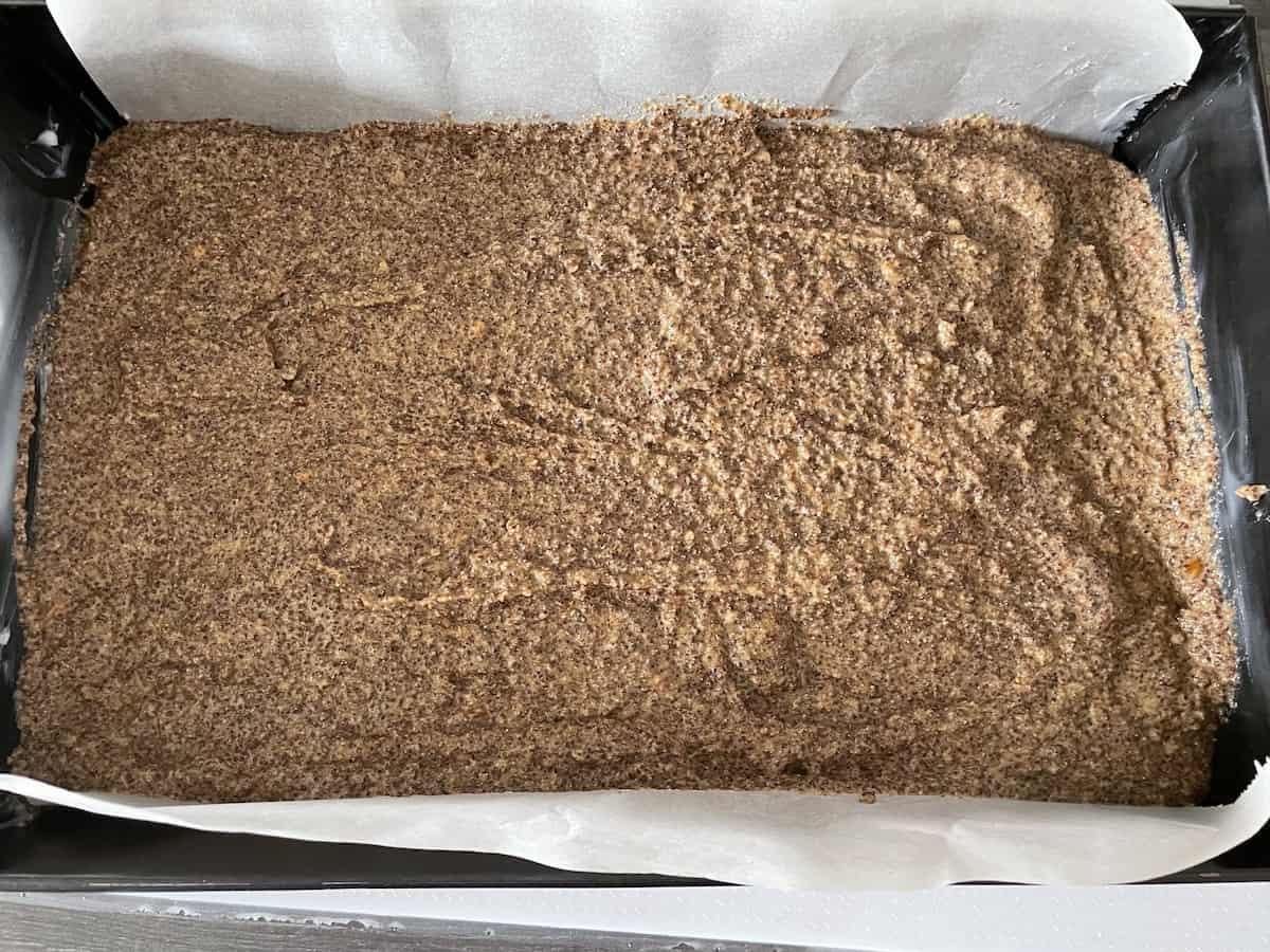 Spread out the cake dough evenly.