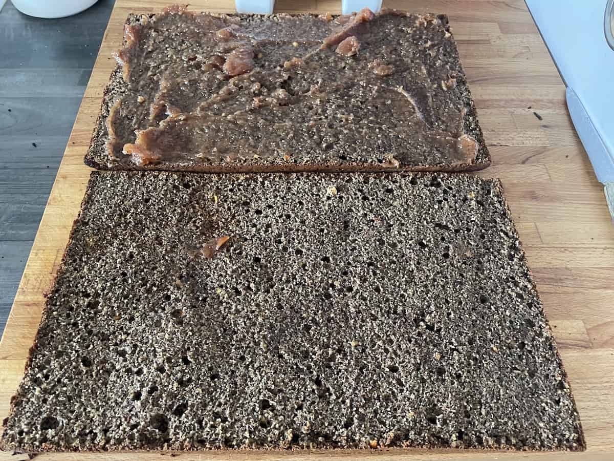 Spread the jam or kajmak evenly.