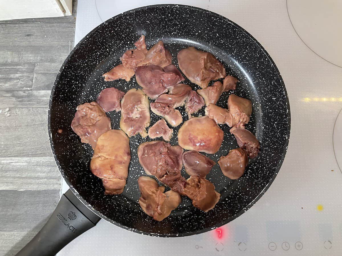Fry the chicken liver well and set aside to cool.