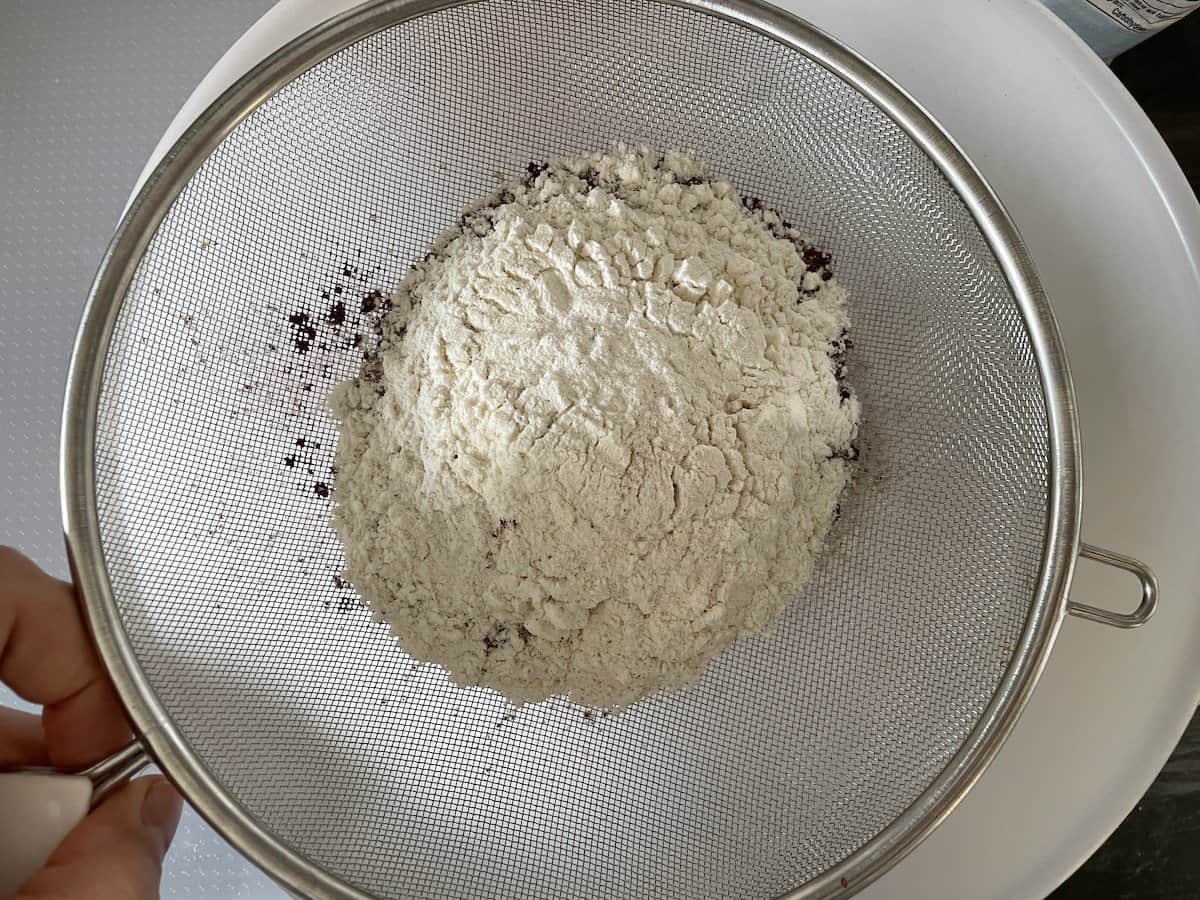 Mix and sift the flour for Polish vodka cake together.
