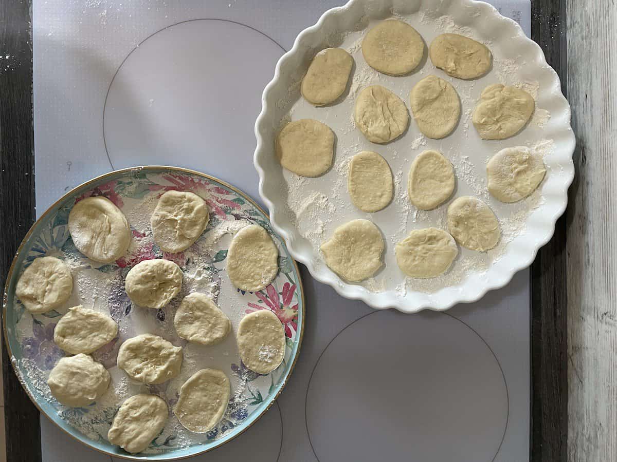 Cover the circles with a clean kitchen cloth.