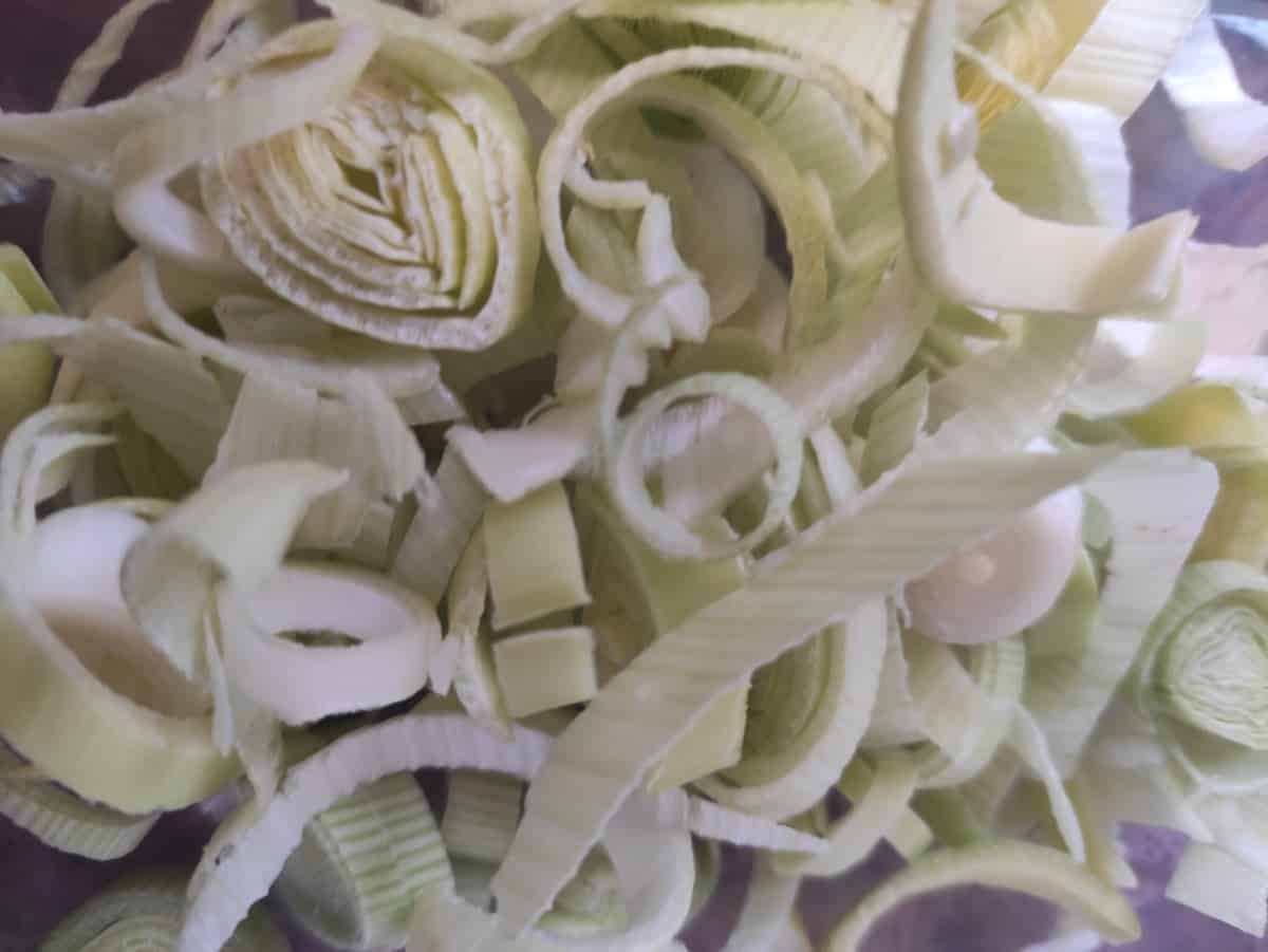 Leeks cut into half moons.